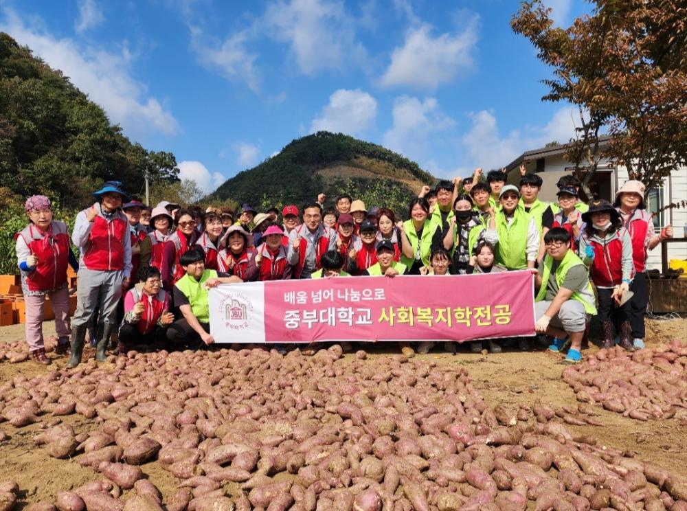 ‘지역사회 고구마 나눔 봉사활동 프로젝트’ 수확 진행 사진1