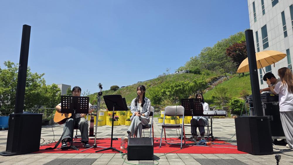 꽃과 음악이 함께한 특별한 봄날, 버스킹 공연🎵🌸 사진1