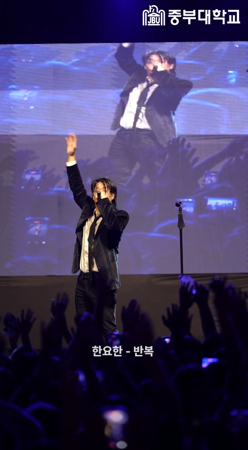 중부대 축제 제대로 부숴버림 😎🔥🎸
@yohanheaven
#한요한 #반복 #400km #범퍼카 #hanyohan #대학축제 #공연 #Rock #Rapper